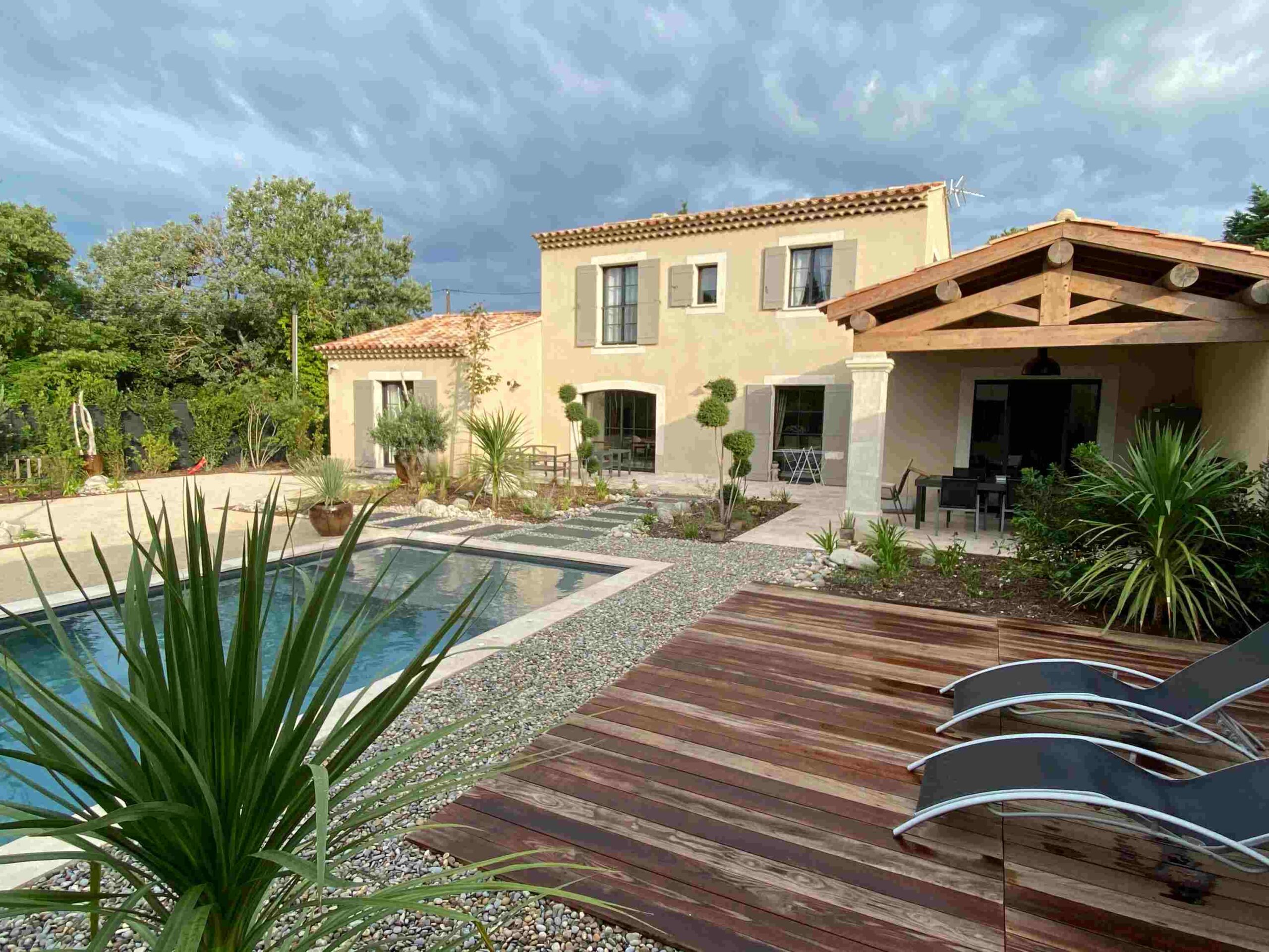 Aménagement extérieur extension maison pool house près de Carpentras